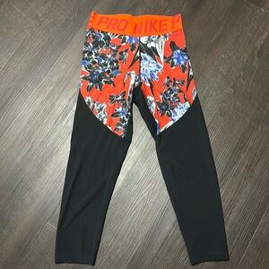 Nike women’s 3/4 length patterned legging, size medium